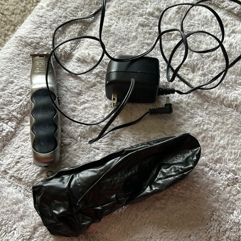 Wahl corded or cordless trimmer. Come with charger but no guards